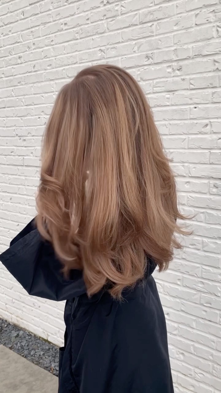 Highlight Your Style: Balayage vs Foil